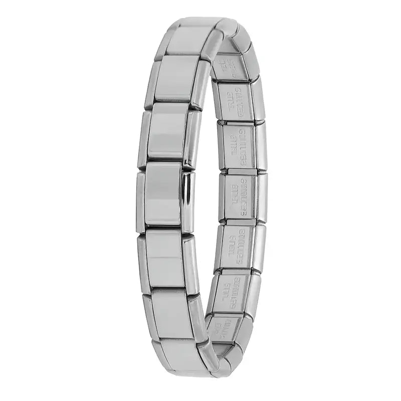 Italian Charm Bracelet in Silber, stehend, mit einem Weißen Hintergrund.