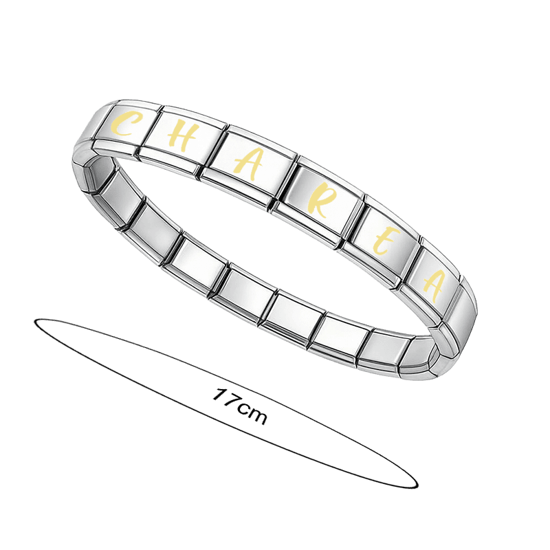Silbernes Italian Charm Bracelet mit goldener „CHAREA“-Schrift auf den Gliedern und Größenangabe 17 cm, freigestellt auf grünem Hintergrund.